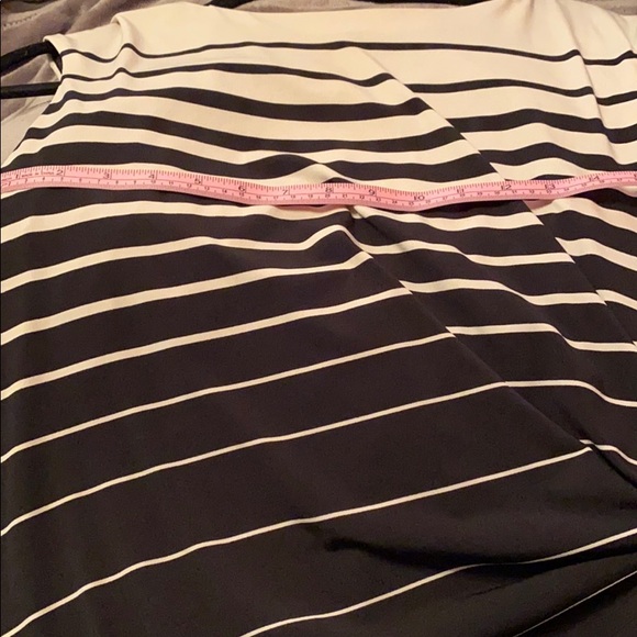 Beautiful beach and black striped dress - Picture 4 of 7